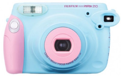Фотоаппарат моментальной печати Fujifilm Instax 210 Pastel (Blue-Pink)  Широкоформатная камера Fujifilm Instax с увеличенными фотокарточками • Ручное управление фокусировкой и экспозицией • Размер фотографии 62x99 мм • Удобный видоискатель