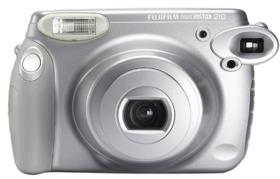 Фотоаппарат моментальной печати Fujifilm Instax 210 Silver  Широкоформатная камера Fujifilm Instax с увеличенными фотокарточками • Ручное управление фокусировкой и экспозицией • Размер фотографии 62x99 мм • Удобный видоискатель