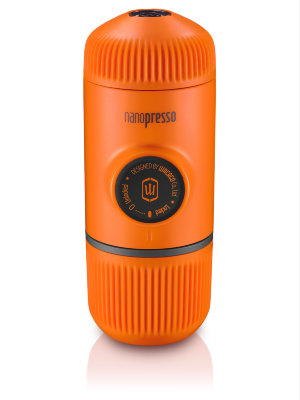 Ручная мини-кофемашина Wacaco Nanopresso Orange Patrol для молотого кофе  Давление в 18 бар • Встроенные контейнер и лопатка для кофе • Мини-устройство • Надежная конструкция • Удобно брать в путешествия
