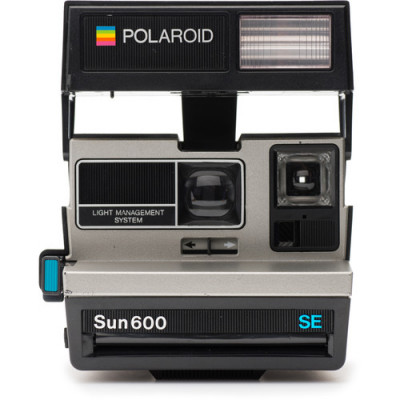 Фотоаппарат моментальной печати Polaroid Originals 600 Camera Square  Автоматическая вспышка • Ползунок осветления/затемнения • Объектив с фиксируемым фокусом • Работает с кассетами 600 серии