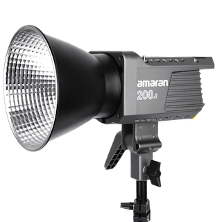 Осветитель Aputure Amaran 200d  Мощность (макс): 200 Вт • Моноблок • Особенности конструкции: встроенный дисплей • RGB режим: нет • Питание: сетевой адаптер • Цветовая температура 5600 K • Дополнительные функции: управление через приложение