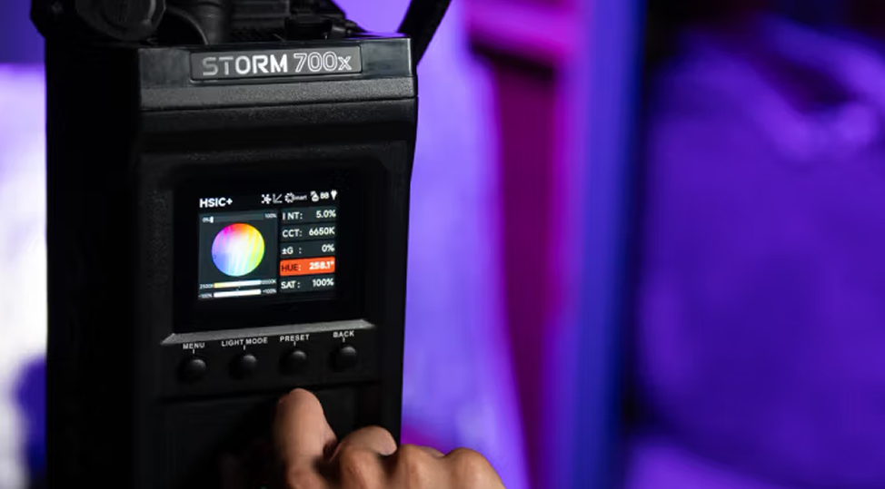 Осветитель Aputure STORM 700x