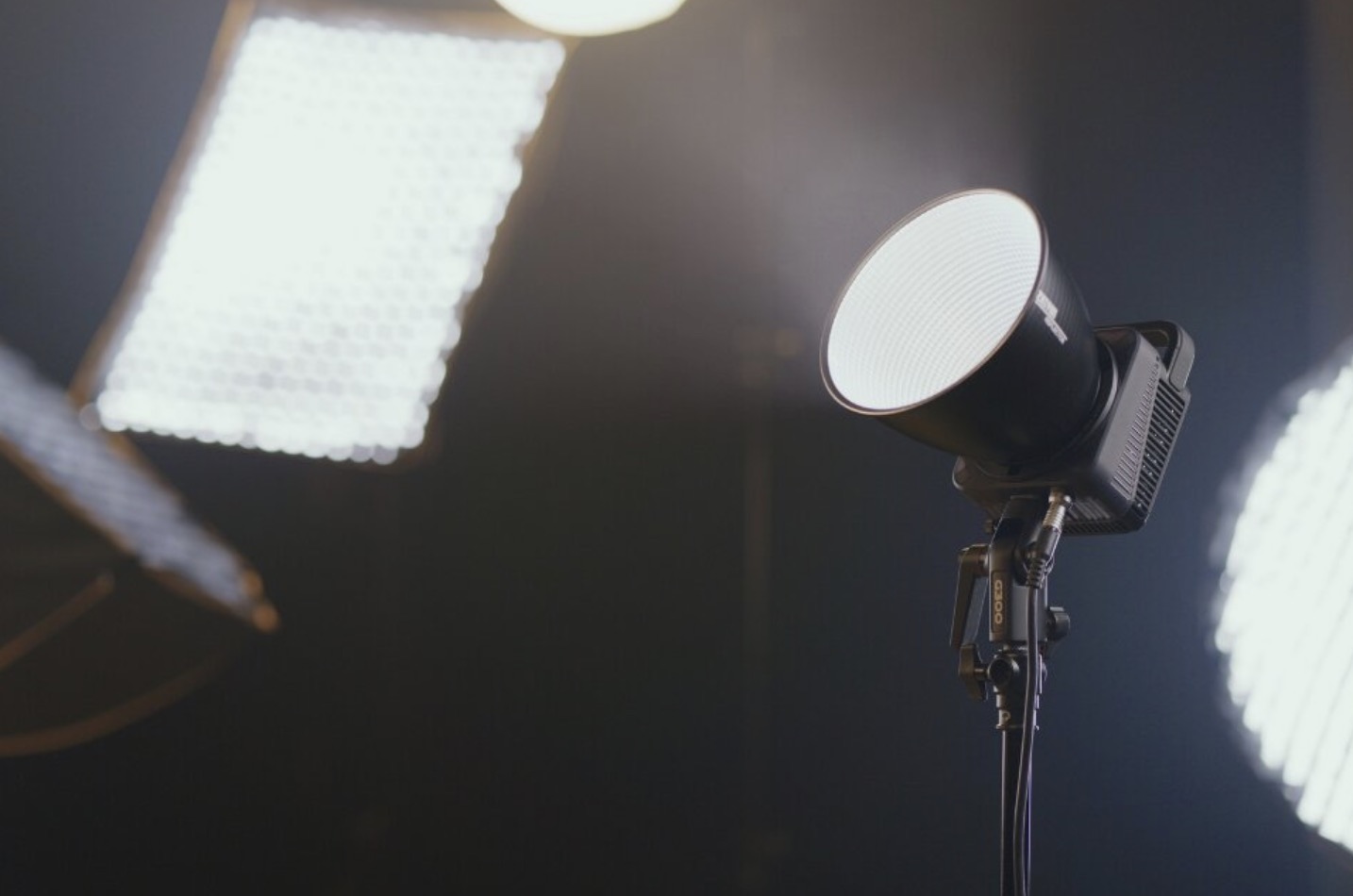 Осветитель Zhiyun MOLUS G300