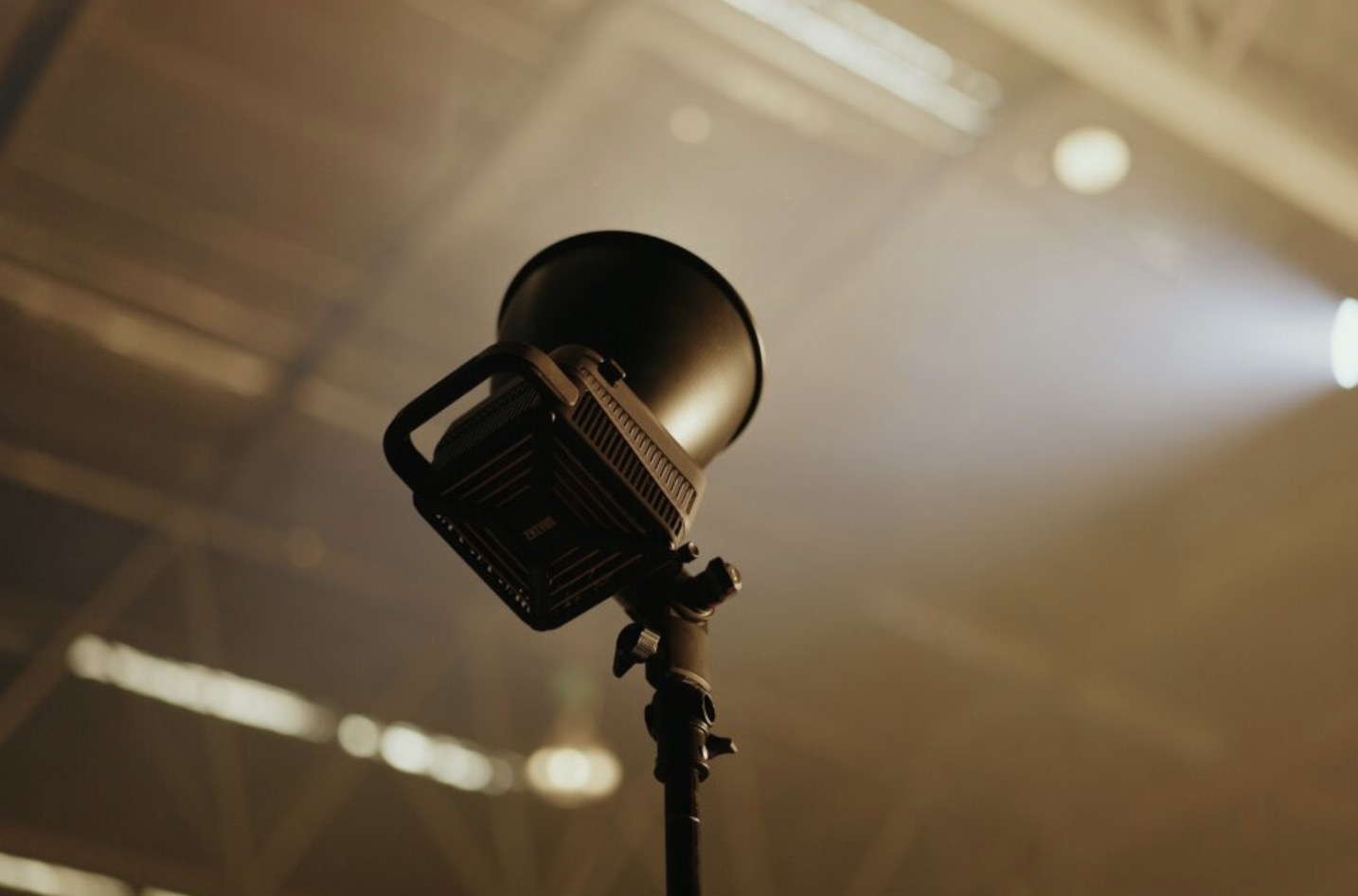 Осветитель Zhiyun MOLUS G300