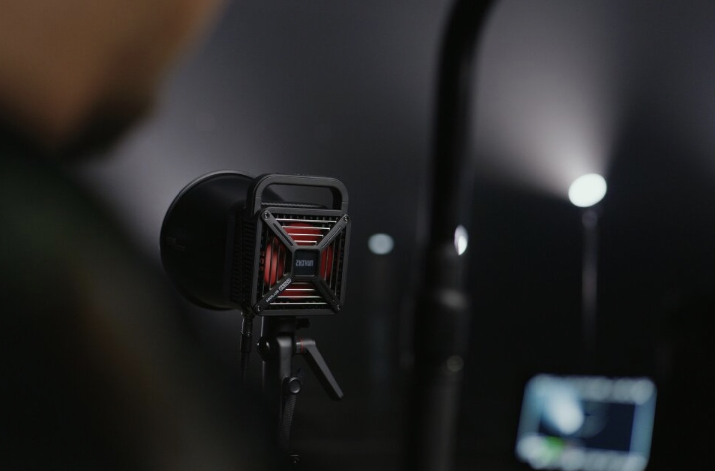 Осветитель Zhiyun MOLUS G300