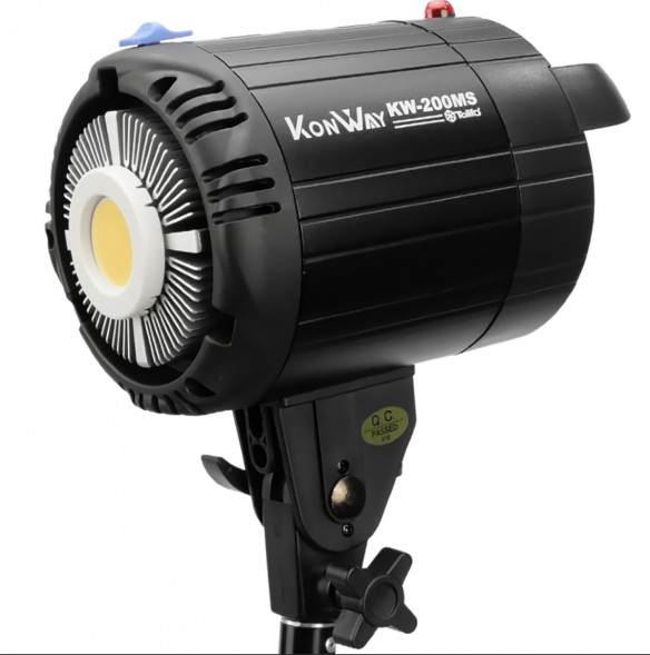 Осветитель Tolifo KonWay KW-200MS   • Вид осветителя:	моноблок • Особенности конструкции: встроенный дисплей, активное охлаждение • Мощность (макс): 200 Вт • Цветовая температура: 5600 K • Световой поток: 13500 лм • CRI: 95 • Питание: сетевой адаптер • Дополнительные функции: дистанционное управление  • Байонет насадки: Bowens