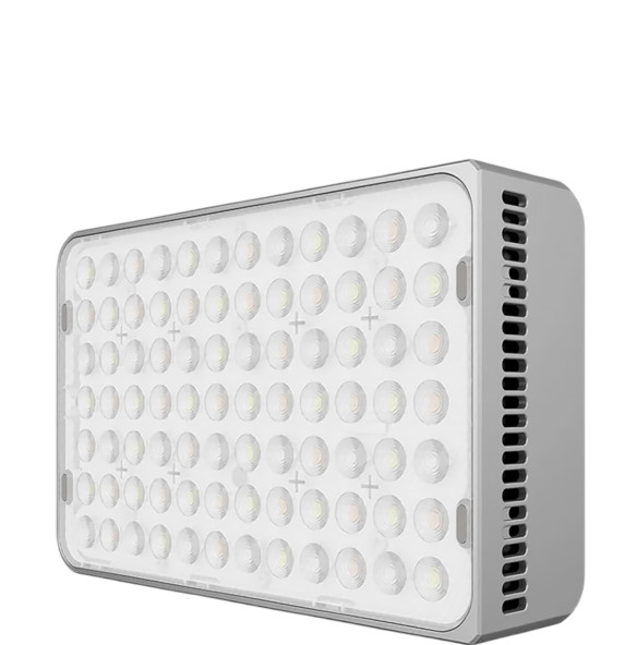 Осветитель amaran Ace 25x Серебро  Вид осветителя LED панель • Активное охлаждение • Мощность (макс) 32 Вт • Диапазон цветовой температуры 2700 — 6500 K • режим BOOST, режим внешнего аккумулятора • Ёмкость аккумулятора 4500 мАч • Время работы до 70 мин • Имеет крепление 1/4", встроенный магнит