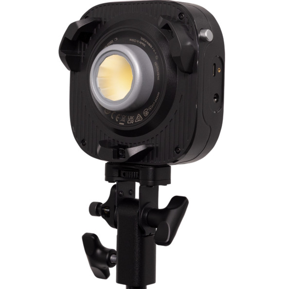 Осветитель amaran Halo 100x  Моноблок • Байонет насадки Bowens • Мощность (макс) 84 Вт • Диапазон цветовой температуры 2700 — 6500 K • Питание Type-C, сетевой адаптер • Потребляемая мощность 100 Вт • Способ управления: панель управления на корпусе, приложение amaran mobile app • Имеет крепление: 1/4", 5/8" • IP20 • Активное охлаждение