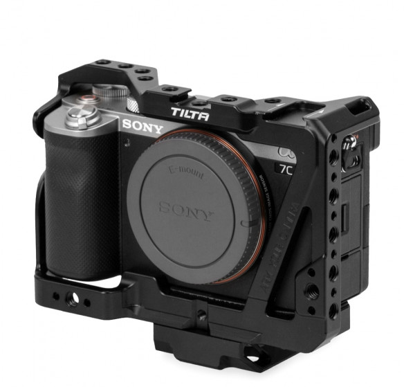 Клетка Tilta для Sony A7C Чёрная  Устройство: Sony a7C • Имеет крепление: 3/8", Cold Shoe, ARRI 1/4" • Материал: алюминий, нержавеющая сталь • Быстросъёмная площадка: Manfrotto