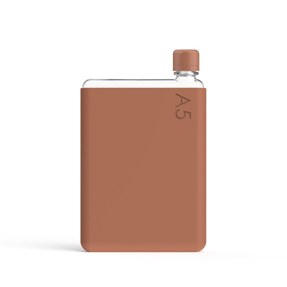 Бутылка с силиконовым чехлом Memobottle A5, коричневый  Легко очищается изнутри • Одна крышка в комплекте • Чехол защищает от падения и царапин • Пластик не содержит BFA-BPS (бисфенол А) • Выдерживает температуру от -50 до 100 градусов • Изготовлен из безопасных и экологичных материалов • Можно наливать алкогольные напитки