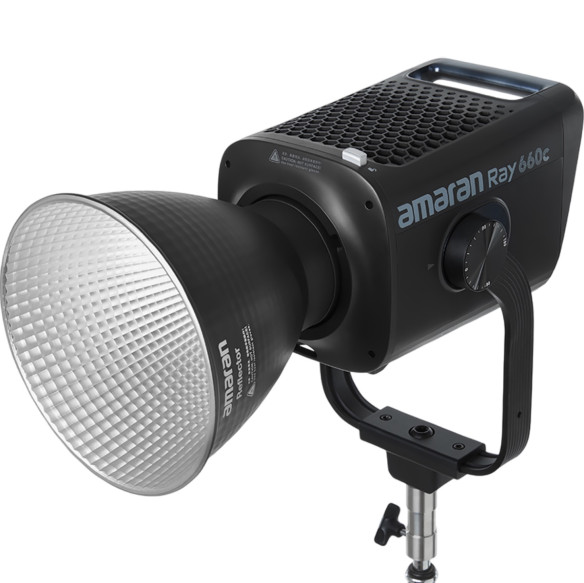Осветитель amaran Ray 660c  Вид осветителя моноблок • Байонет насадки Bowens • Мощность (макс) 660 Вт • Диапазон цветовой температуры 1800 — 20000 K • RGB режим • Способ управления: DMX, панель управления на корпусе, приложение amaran mobile app • Имеет крепление 5/8" • IP54 • Активное охлаждение