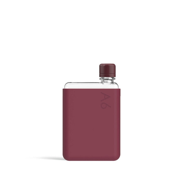 Бутылка с силиконовым чехлом Memobottle A6, бордовый  Легко очищается изнутри • Одна крышка в комплекте • Чехол защищает от падения и царапин • Пластик не содержит BFA-BPS (бисфенол А) • Выдерживает температуру от -50 до 100 градусов • Изготовлен из безопасных и экологичных материалов • Можно наливать алкогольные напитки