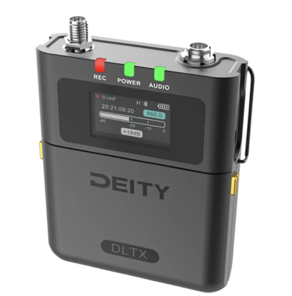 Передатчик Deity THEOS DLTX (Global)  Подключение mini Jack 3.5 мм TRS • Рабочий диапазон частот
550 × 960 МГц • Микрофон вход mini Jack 3.5мм • Передача сигнала UHF • Запись звука моно • Рабочая дистанция 91.4 м • Задержка 6.3 мс • Частотный диапазон 20 — 20000 Гц • Динамический диапазон 123 дБ • Управление через приложение, запись на карту памяти • Встроенный дисплей • Время работы передатчика до 12 ч • Питание АА х2, Type-C
