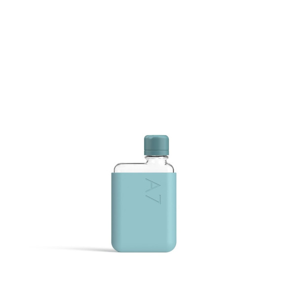 Бутылка с силиконовым чехлом Memobottle A7, голубой  Легко очищается изнутри • Одна крышка в комплекте • Чехол защищает от падения и царапин • Пластик не содержит BFA-BPS (бисфенол А) • Выдерживает температуру от -50 до 100 градусов • Изготовлен из безопасных и экологичных материалов • Можно наливать алкогольные напитки