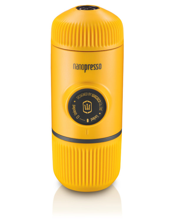 Ручная мини-кофемашина Wacaco Nanopresso Yellow Patrol для молотого кофе  Давление в 18 бар • Встроенные контейнер и лопатка для кофе • Мини-устройство • Надежная конструкция • Удобно брать в путешествия