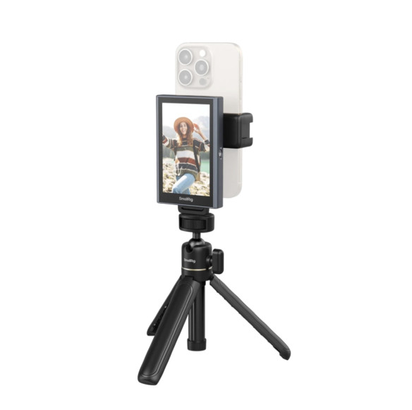 Монитор для селфи SmallRig 4851 Monitor Phone Vlog Kit  Материал алюминий, пластик • Type-C • Поддержка форматов 4K • Питание встроенный аккумулятор • Ёмкость аккумулятора 1500 мАч • Имеет крепление 1/4", магнит MagSafe • Время работы до 2 ч
