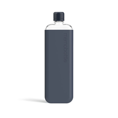 Бутылка с силиконовым чехлом Memobottle Slim, синий  Легко очищается изнутри • Одна крышка в комплекте • Чехол защищает от падения и царапин • Пластик не содержит BFA-BPS (бисфенол А) • Выдерживает температуру от -50 до 100 градусов • Изготовлен из безопасных и экологичных материалов • Можно наливать алкогольные напитки.