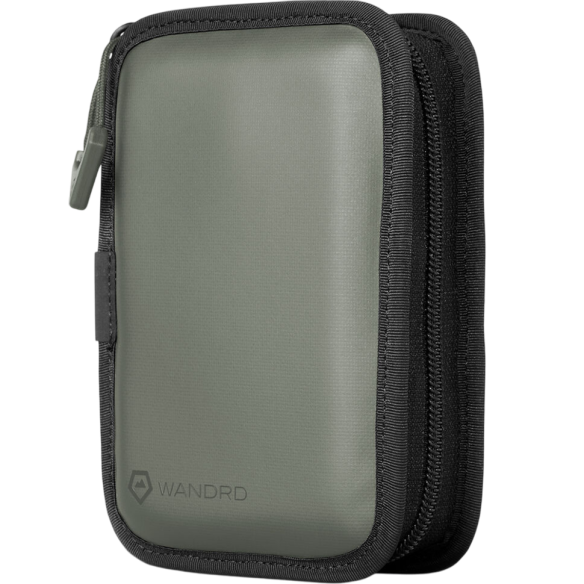 Кейс для карт памяти WANDRD Memory Card Case Зелёный  Кейс для карт памяти WANDRD Memory Card Case Зелёный  Слот хранения карт: SD: 8 шт, SSD: 2 шт • Объём 0.7 л