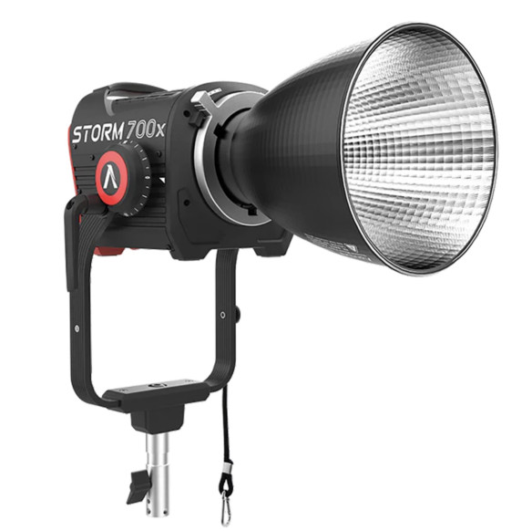 Осветитель Aputure STORM 700x  Мощность (макс): 700 Вт • Моноблок • Байонет насадки
Bowens ProLock • RGB режим • Питание: сетевой адаптер • Цветовая температура 2500 — 10000 K • Имеет крепление 1 1/8″ • IP65 • Активное охлаждение