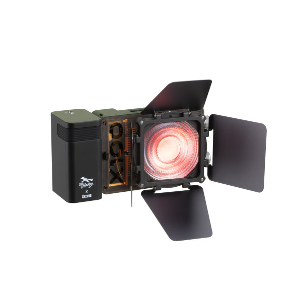Осветитель Zhiyun MOLUS X100RGB COB Light PRO  Вид осветителя моноблок • Байонет насадки байонет ZY/Bowens • Мощность (макс) 100 Вт • Диапазон цветовой температуры 2700 — 10000 K • RGB режим  • Возможности регулировки: яркость, цветовая температура, цвет • Беспроводное управление Bluetooth • Питание: съемный аккумулятор/от сети/USB • Поддержка USB-PD
