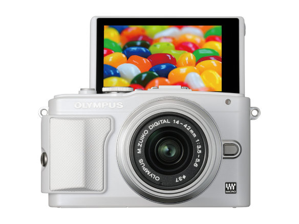 Цифровой фотоаппарат Olympus PEN E-PL6 Kit 14-42 II R White  Байонет Micro Four Thirds • Объектив 14-42mm в комплекте • Матрица 17.2 МП (17.3 x 13.0 мм) • Съемка видео Full HD • Поворотный сенсорный экран 3"