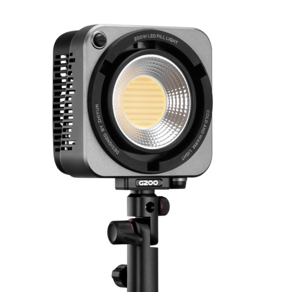 Осветитель Zhiyun MOLUS G200  Вид осветителя моноблок • Байонет Bowens • Мощность (макс) 300 Вт • Диапазон цветовой температуры 2700 — 6500 K • Питание сетевой адаптер • Способ управления: панель управления на корпусе, приложение ZY Vega app • Имеет крепление 5/8" • Активное охлаждение